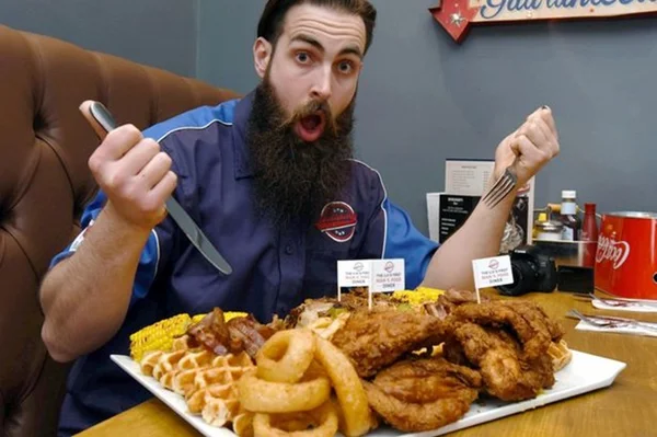 Youtubers fazem desafio de ingerir 10 mil calorias por dia. Entenda