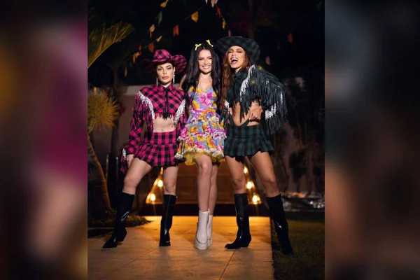 Foto colorida Anitta, Gkay e Juliette