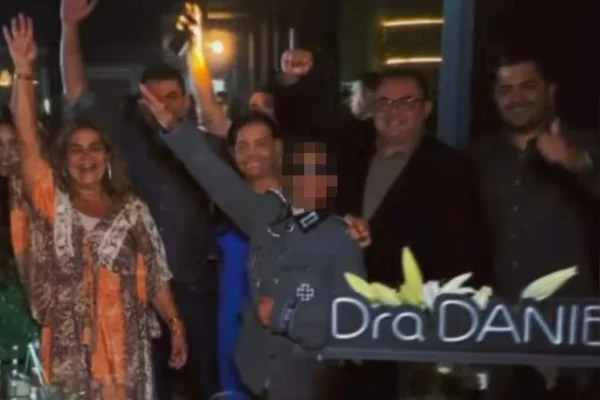 Imagem colorida, Garoto de 13 anos usa traje nazista em baile de formatura das irmãs - Metrópoles