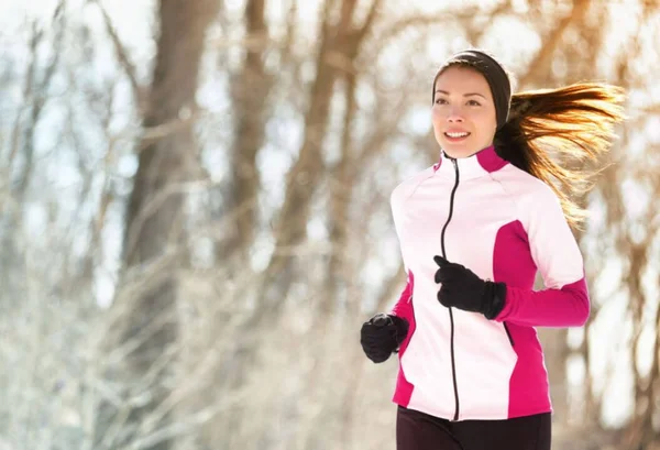 Mulher correndo no park no frio de blusa rosa, com luvas pretas -Metrópoles
