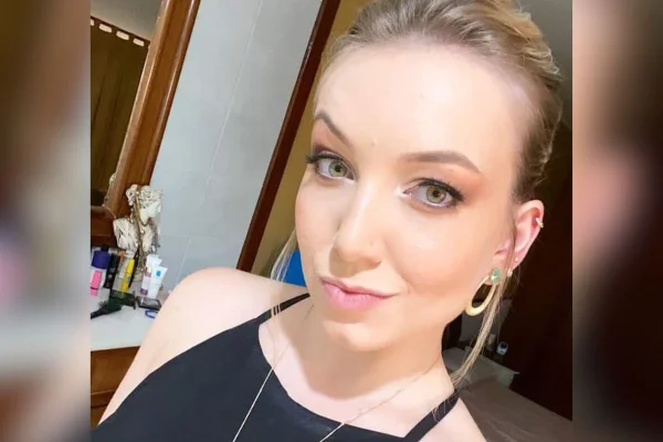 Imagem colorida de médica que morreu em acidente. Ela é uma jovem loira de cabelos longos - Metrópoles