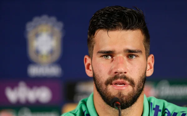 A beleza do goleiro Alisson pode te convencer a assistir futebol