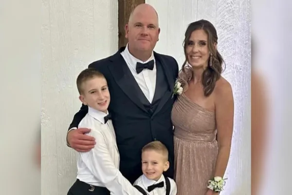 Imagem mostra a Ashley DeSkeere, que teve uma infecção após usar absorvente interno por mais de 8 horas. Na foto ela está com a família, o marido e dois filhos - Metrópoles