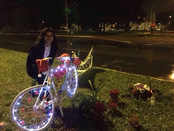 Família de Raul Aragão, ciclista morto na L2 Norte, enfeita bicicleta