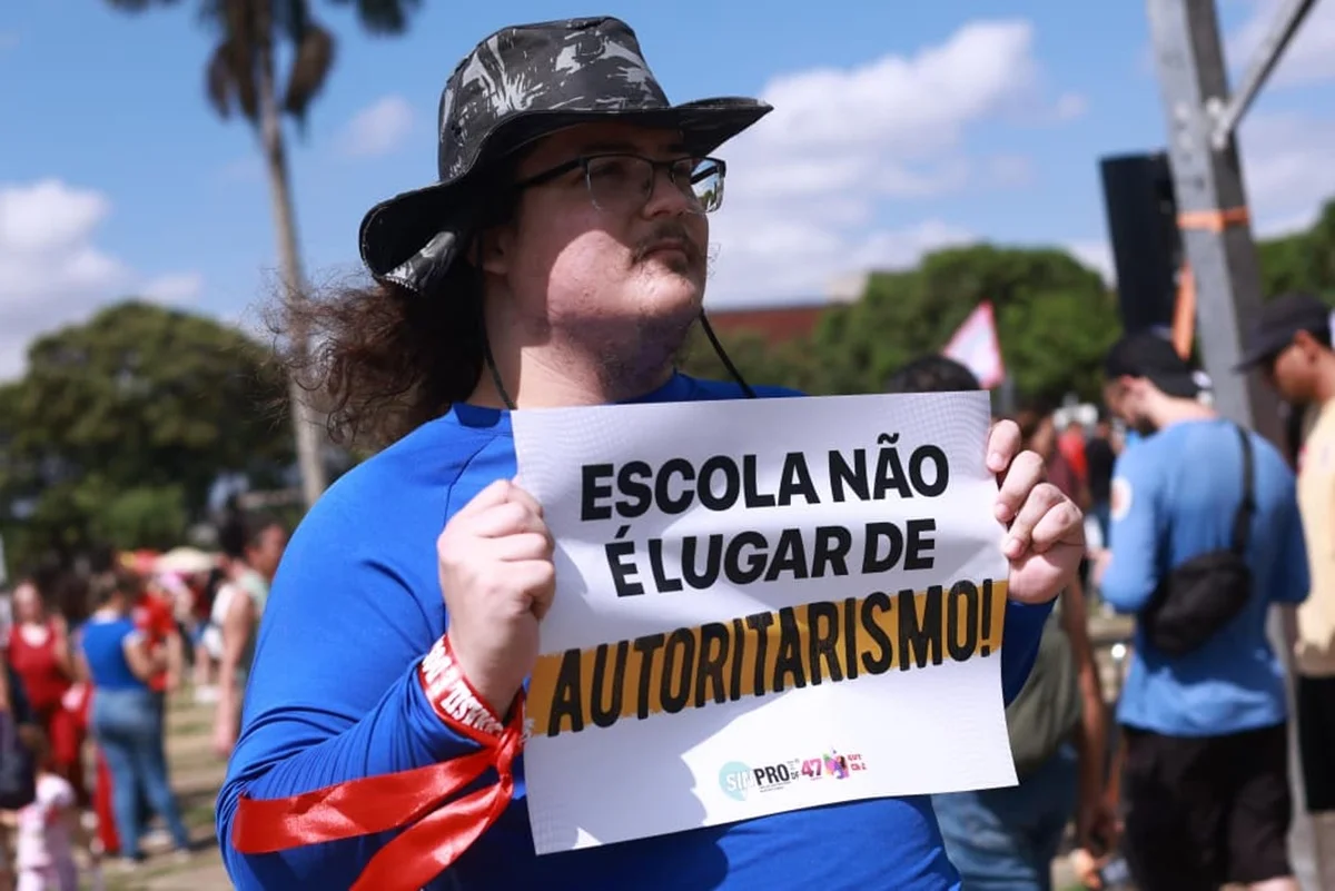Ao longo da manhã, milhares de docentes passaram pelo local questionando mudanças e cobrando investimentos na Educação. Ao longo da manhã, milhares de docentes passaram pelo local questionando mudanças e cobrando investimentos na Educação.
