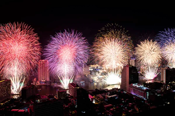 fogos de artifício durante a virada de ano novo 2022 tailandia reveillon mundo