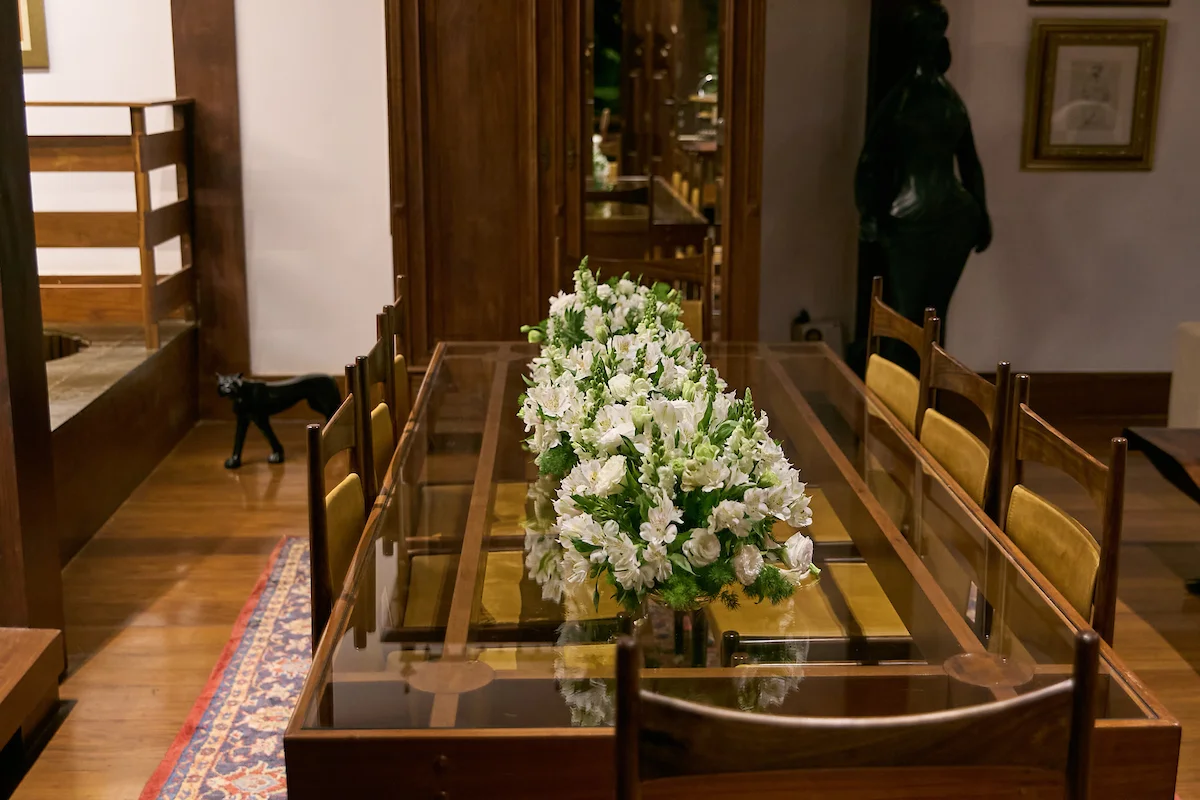 Decoração do espaço com arranjos de flores Decoração do espaço com arranjos de flores