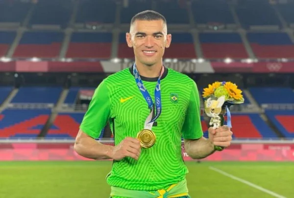 Flamengo acerta com Athletico-PR e goleiro Santos é novo reforço