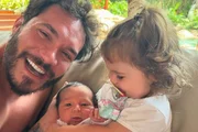 Eliezer ao lado dos filhos, Lua e Ravi