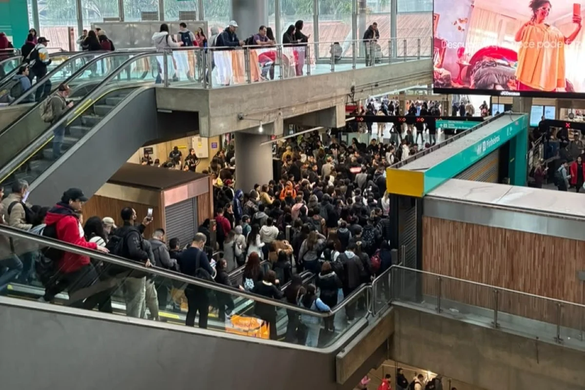 Passageiros relatam problemas na estação Pinheiros Passageiros relatam problemas na estação Pinheiros