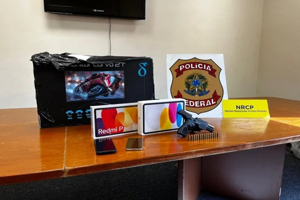 Vigilante é preso por furtar encomendas postais em prédio dos Correios