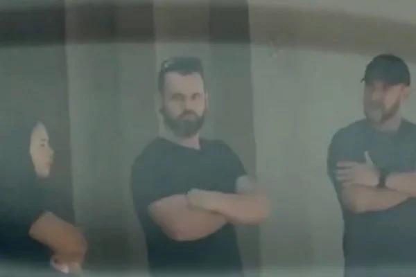 Imagem de policiais em frente à casa de Bolsonaro