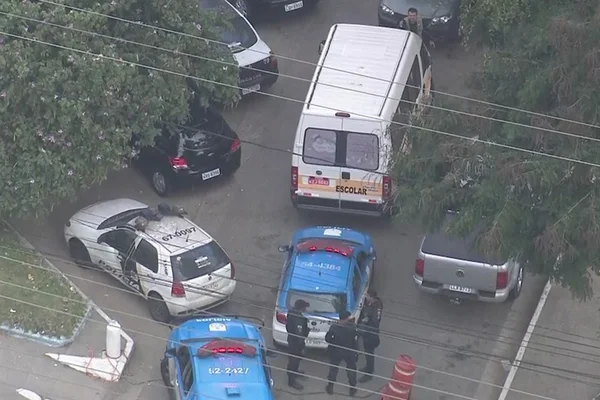 Ladrões roubam van escolar com duas crianças de 2 anos em Niterói (RJ)