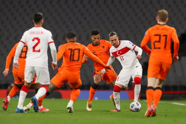 Turquia derrota Holanda nas Eliminatórias Europeias da Copa do Mundo
