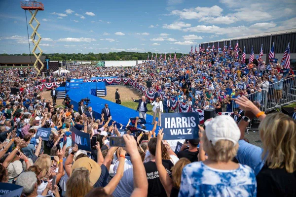 Imagem colorida de Kamala Harris e Tim Walz - Metrópoles