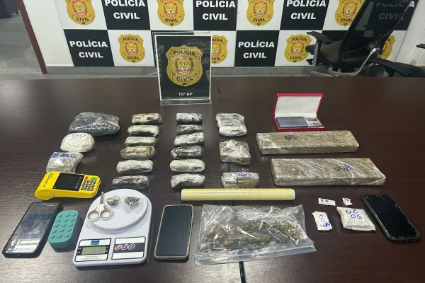 Na foto, 15 blocos de haxixe, dois grandes tabletes de maconha, várias porções de maconha do tipo skunk, uma quantidade significativa de cocaína, além de materiais usados para dividir e pesar as substâncias.