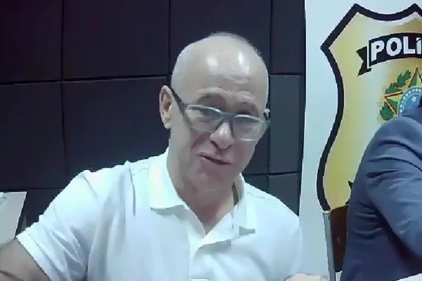 Imagem colorida de Domingos Brazão chorando em audiência do caso Marielle