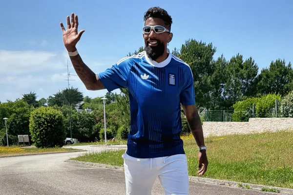Rodinei, lateral brasileiro, com a camisa da Grécia