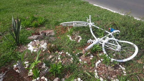 Bicicleta branca em homenagem a ciclista morto é alvo de vândalos