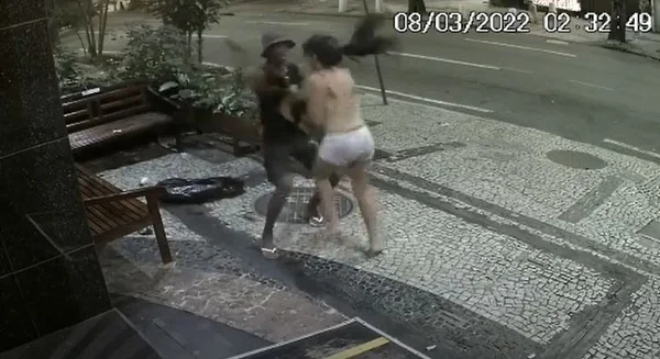 Vídeo. Mulher é esfaqueada cinco vezes em frente a hotel de Copacabana