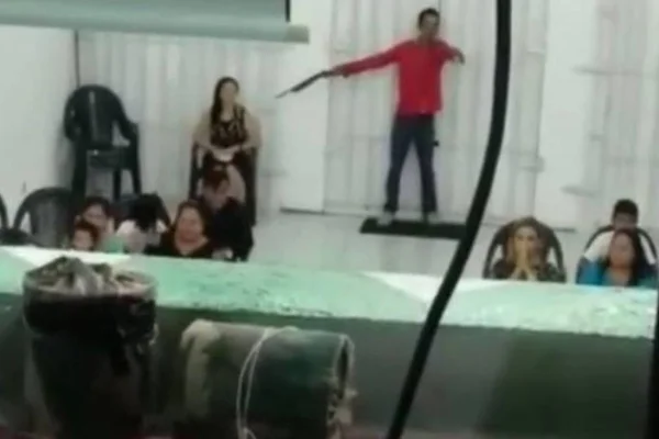 Vídeo: homens armados invadem culto e assustam fiéis