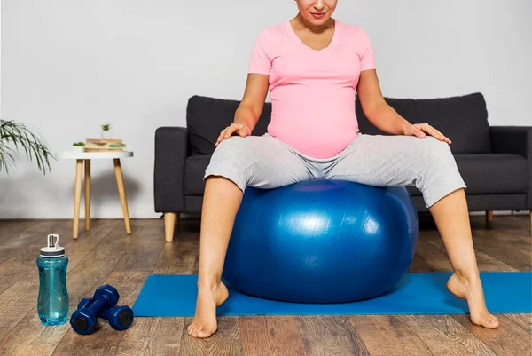 Mulher gestante faz exercício sentada em bola - Metrópoles