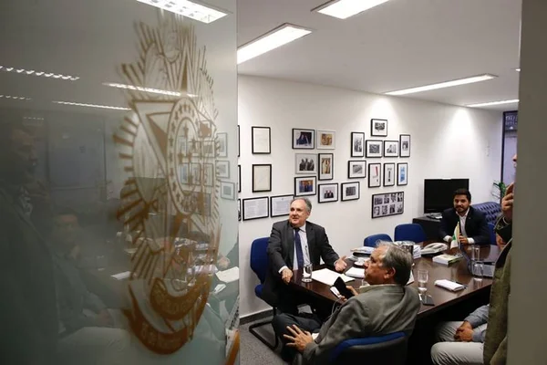 PSL e PMB não caminham mais com a terceira via de Cristovam e Izalci