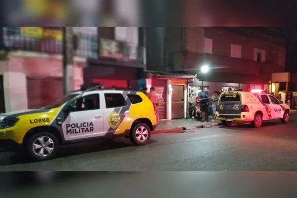 Encapuzado invade barbearia e executa jovem com quatro tiros na cabeça