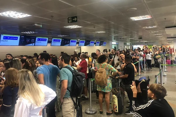 Mudança em horário de voo deixa passageiros irritados no Aeroporto JK