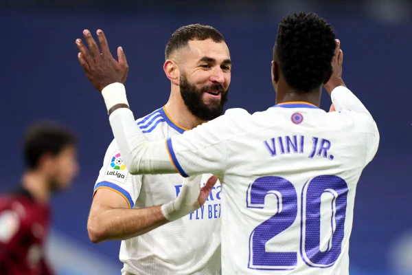 A camisa branca do Real Madrid quebra o varal