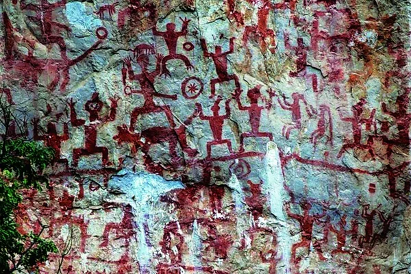 foto colorida de pintura rupestre de cor avermlhada, presente em uma rocha - Metrópoles.