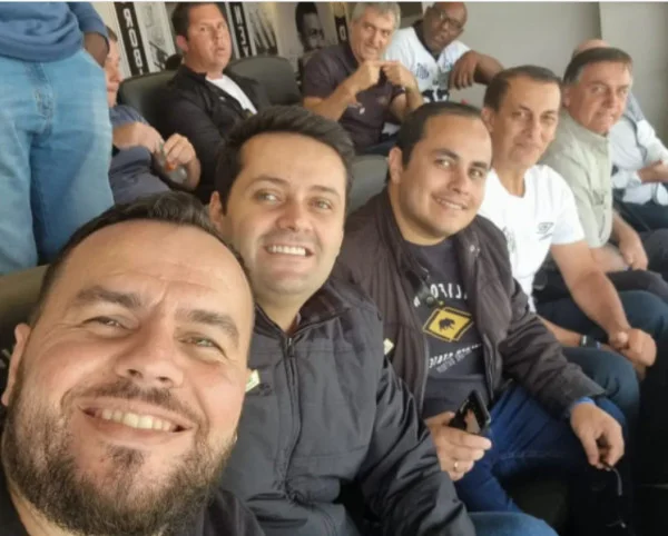 Bolsonaro assiste à partida entre Santos e Coritiba na Vila Belmiro