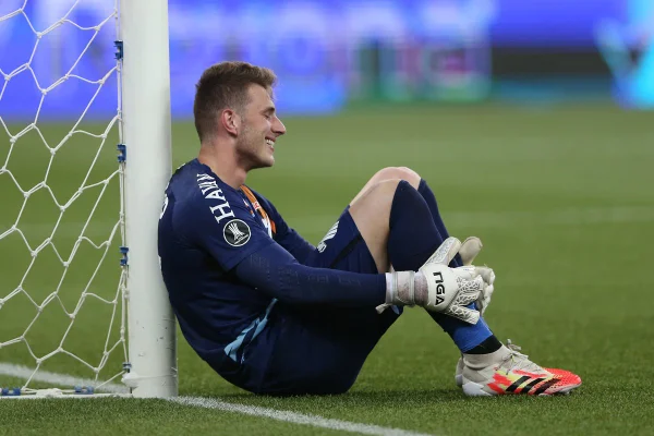 Inusitado: goleiro do Athletico-PR reclama de torcedores maconheiros