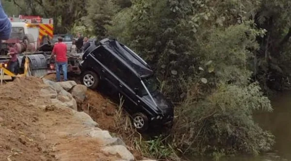 foto colorida de carro sendo retirado de rio