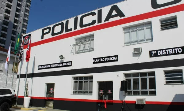 Homem é preso após enteada de 8 anos falar na escola que era estuprada
