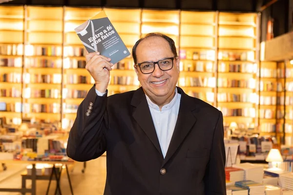 Padre e jornalista Rafael Vieira lança o livro Entre a Fé e os Fatos