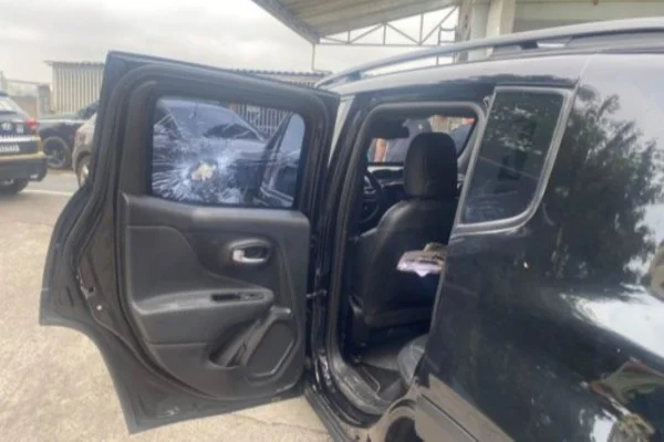 Imagem colorida de carro alvo de atentado forjado contra ex-prefeito. Metrópoles