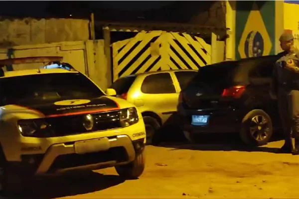 Em foto colorida, viaturas da Polícia Científica, a esquerda, e PM, a direita, paradas em rua no período noturno - Metrópoles