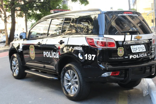 Imagem colorida de viatura da polícia envolvida em operação contra grupo envolvido no uso de cafeína para a ampliação da produção de cocaína - Metrópoles
