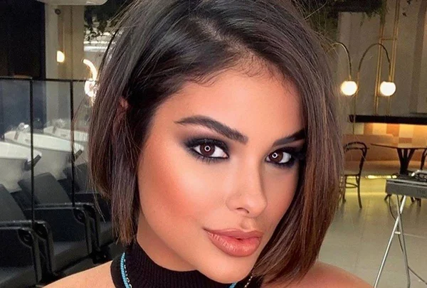 Foto colorida de Munik Nunes com cabelo curto - Metrópoles