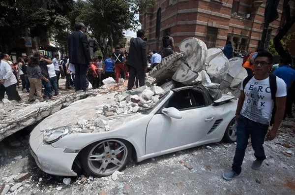Prédios desmoronam durante terremoto no México. Confira os vídeos