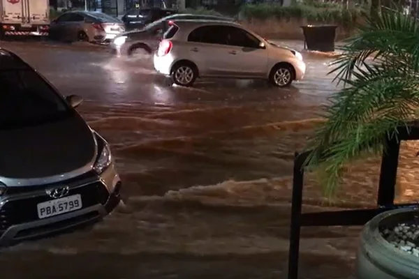 Chuva causa estragos: 202 Norte fica alagada e Eixinho Sul é fechado