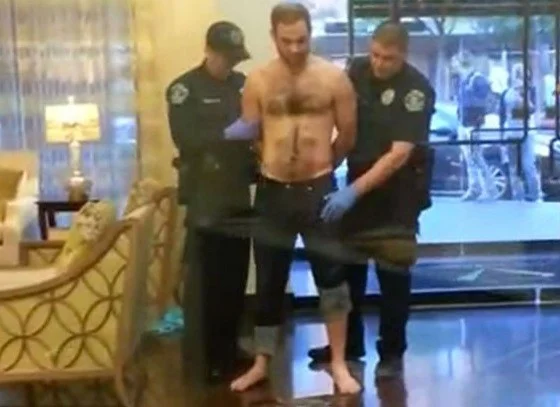 Policial americano confunde pênis de suspeito com arma durante abordagem. Veja vídeo