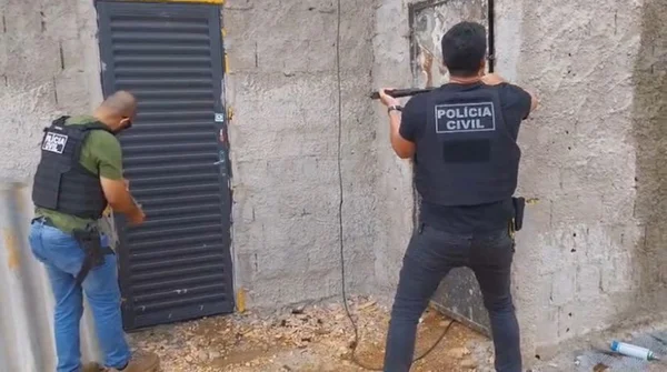 Policiais arrombando porta