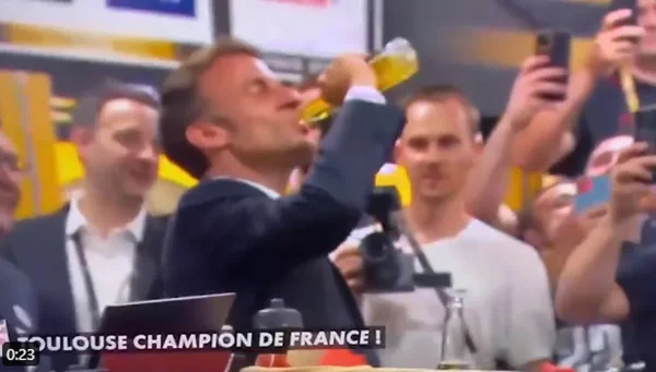 Presidente da França e atletas de rúgbi bebem cerveja e criam polêmica