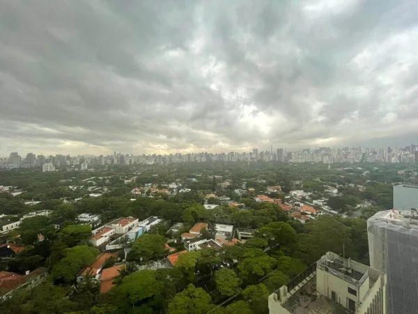 foto colorida de tempo encoberto na capital; céu escuro com previsão de chuvas - Metrópoles