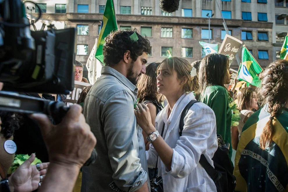 Renato Góes e Sophie Charlotte na gravação do reencontro de Renato e Alice nas Diretas Já. Renato Góes e Sophie Charlotte na gravação do reencontro de Renato e Alice nas Diretas Já.