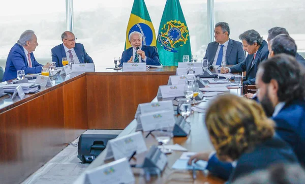 Presidente Lula em reunião com ministros sobre queimadas