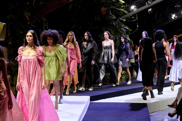 foto com cor. desfile lucila pena no metrópoles catwalk - metrópoles