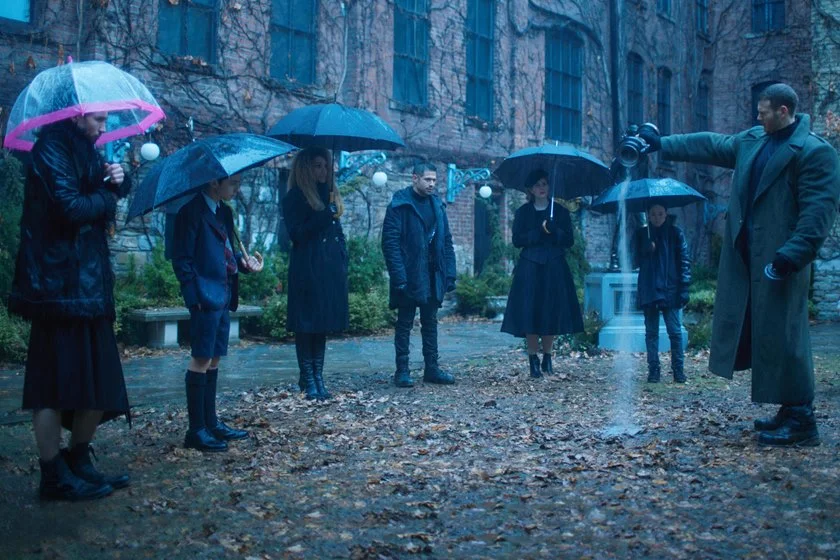 <b>The Umbrella Academy:</b> uma família de super-heróis se une para desvendar o mistério da morte do pai e enfrentar uma ameaça apocalíptica. Assista ao <a href="https://www.youtube.com/watch?v=3bSOSI4Lr_I" target="_blank" rel="noopener noreferrer">trailer</a> <b>The Umbrella Academy:</b> uma família de super-heróis se une para desvendar o mistério da morte do pai e enfrentar uma ameaça apocalíptica. Assista ao <a href="https://www.youtube.com/watch?v=3bSOSI4Lr_I" target="_blank" rel="noopener noreferrer">trailer</a>